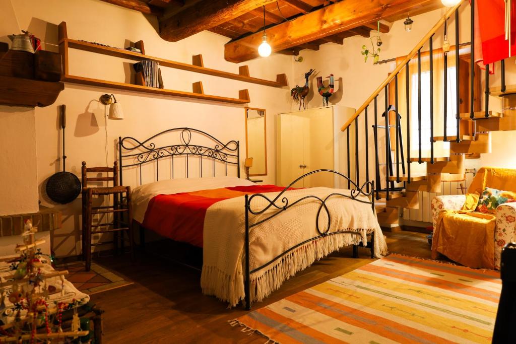 巴尼奥阿里波利I Rosai appartamento sulle colline fiorentine的一间带一张床的卧室,位于带楼梯的房间