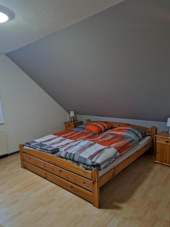 SatowPension 3 Ferienhof Hanstorf的卧室配有一张床