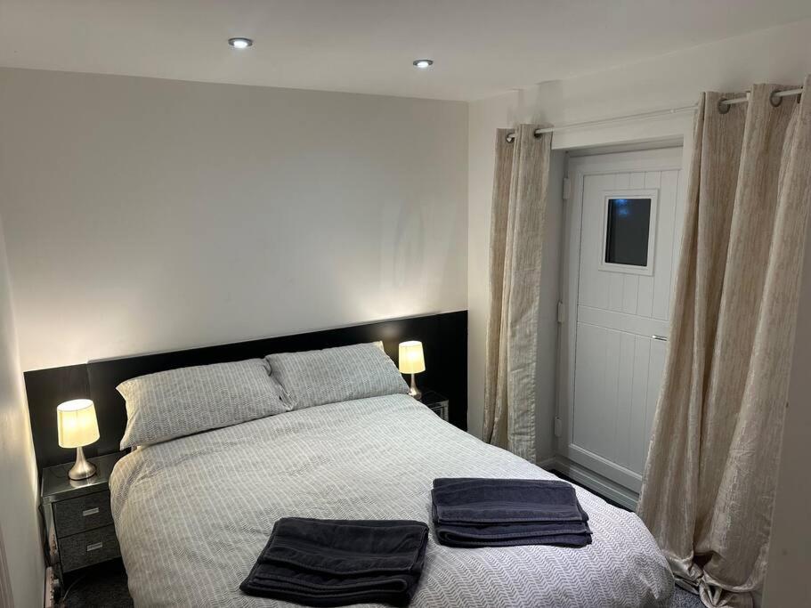 诺丁汉Bestwood Lodge Studio的一间卧室配有一张床,上面有两条毛巾