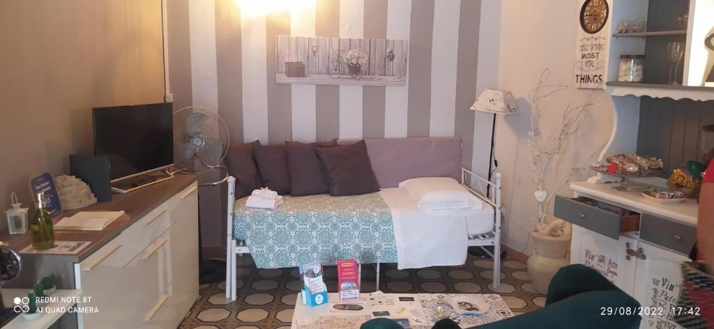 马泰拉Casa vacanze San Giovanni nei Sassi的一间小卧室,房间内设有一张小床