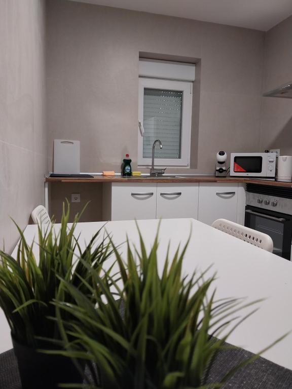 瓦伦西亚Apartamento Gran Turia的厨房配有白色桌子和水槽