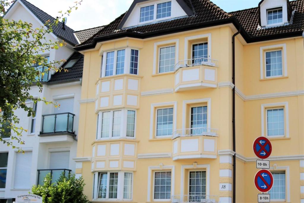 杜亨Haus Nordsee 06的黄色建筑,有黑色屋顶