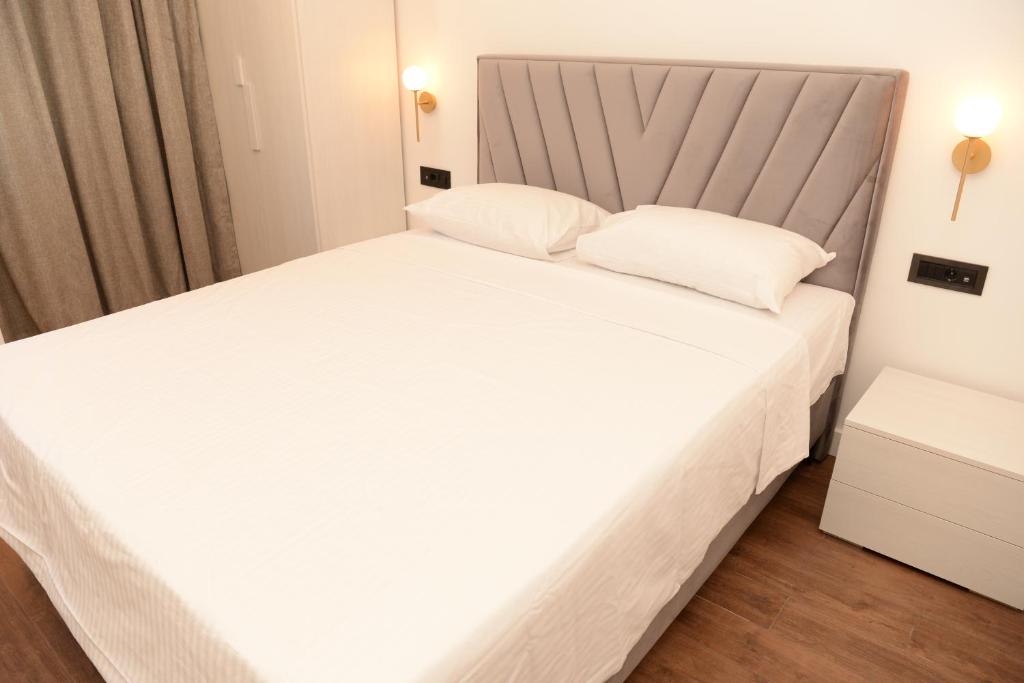 贝尔格莱德Kondina Suites的小房间一张大白色的床
