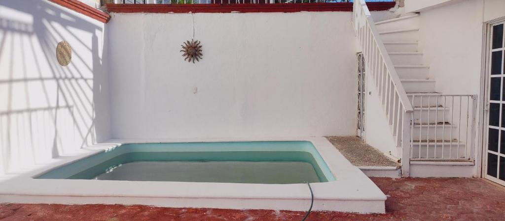 阿卡普尔科Casa costa azul的楼梯间内的游泳池