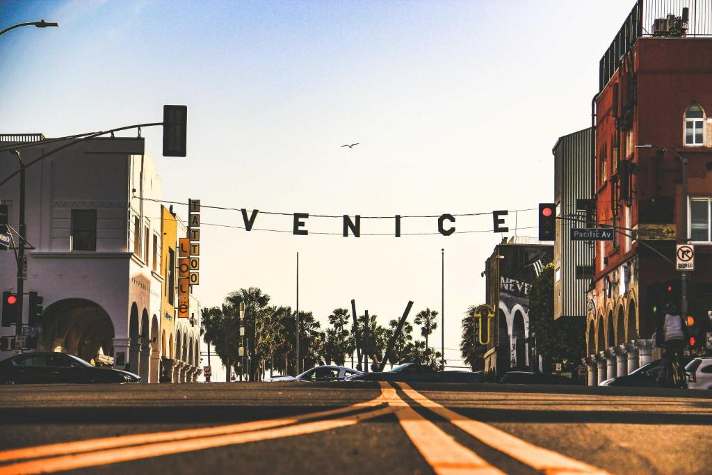 洛杉矶Venice Beach International Traveler Cabins & Suites- Surf & Yoga & E-Bike的带有报仇标志的城市街道