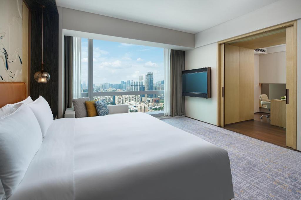 珠海珠海仁恒洲际酒店的一间酒店客房,设有一张大床和一个大窗户