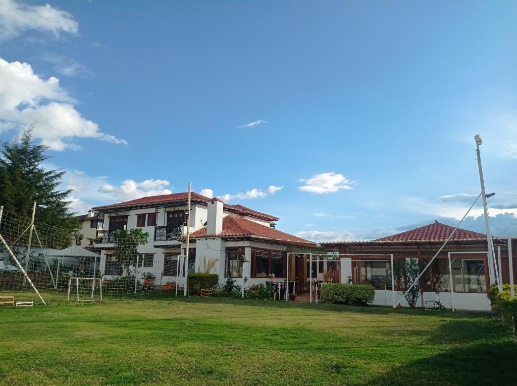 莱瓦镇Hotel Casa Campestre Villa Anita的前面有绿色草坪的房子
