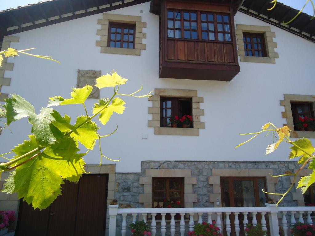 桑提亚纳德玛Montañes的白色的房子,窗户和黄色叶子