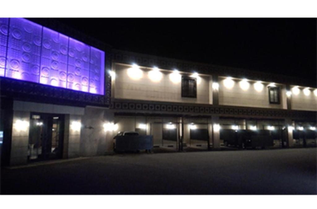 舞鹤市アルカディア的一座建筑,晚上有灯
