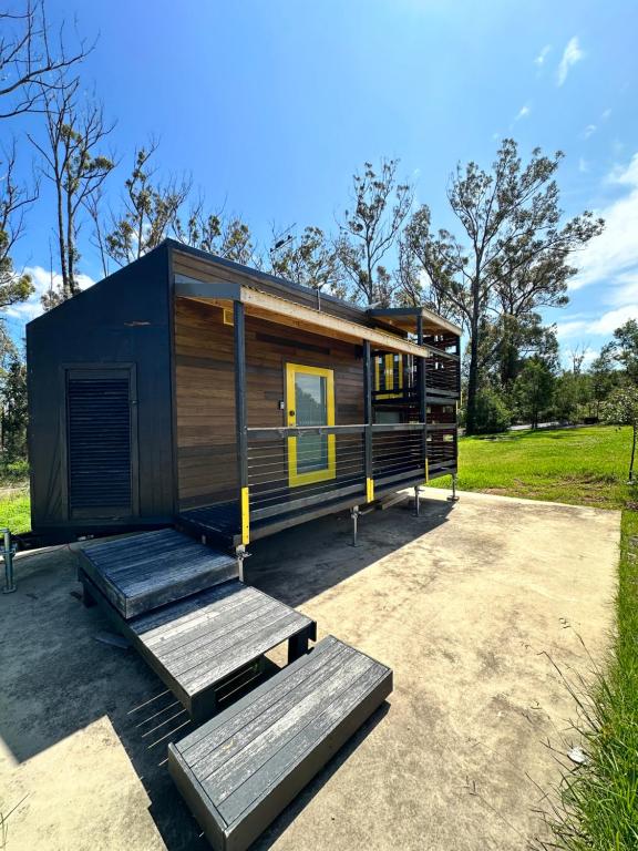 马拉库塔Ocean Breeze Tiny House - Ocean and Lake View的车道上的小房子