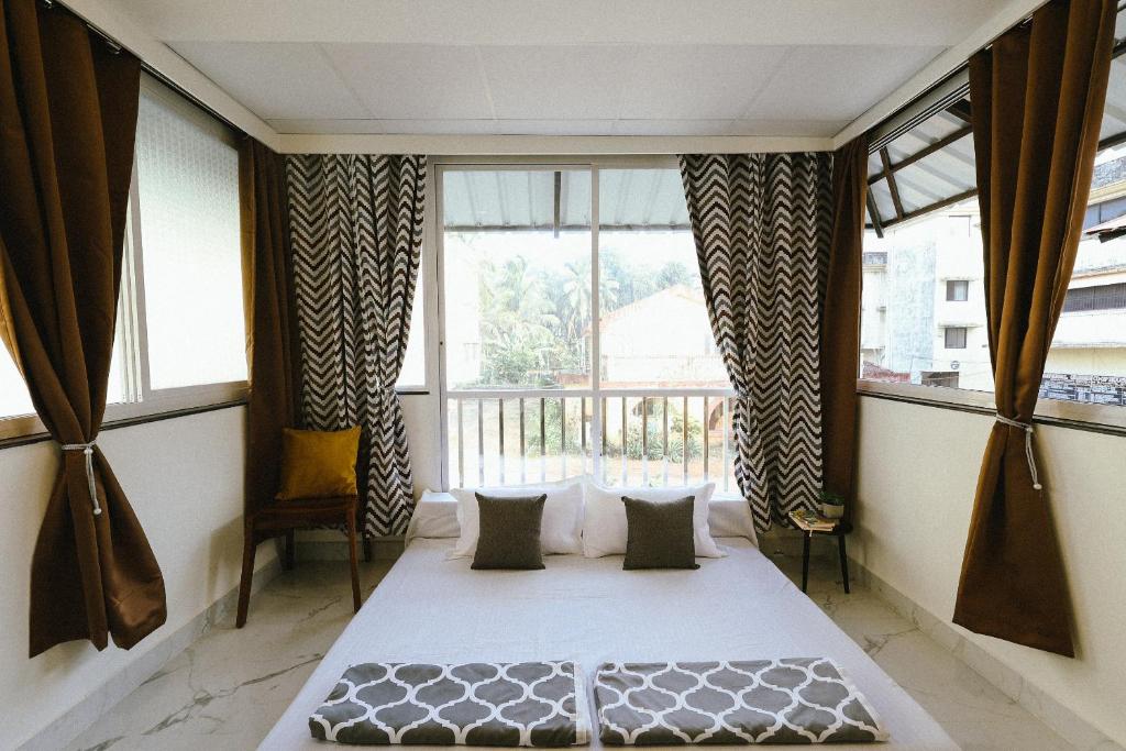比纳里姆阿劳霍广场度假屋的卧室在窗户前配有一张床