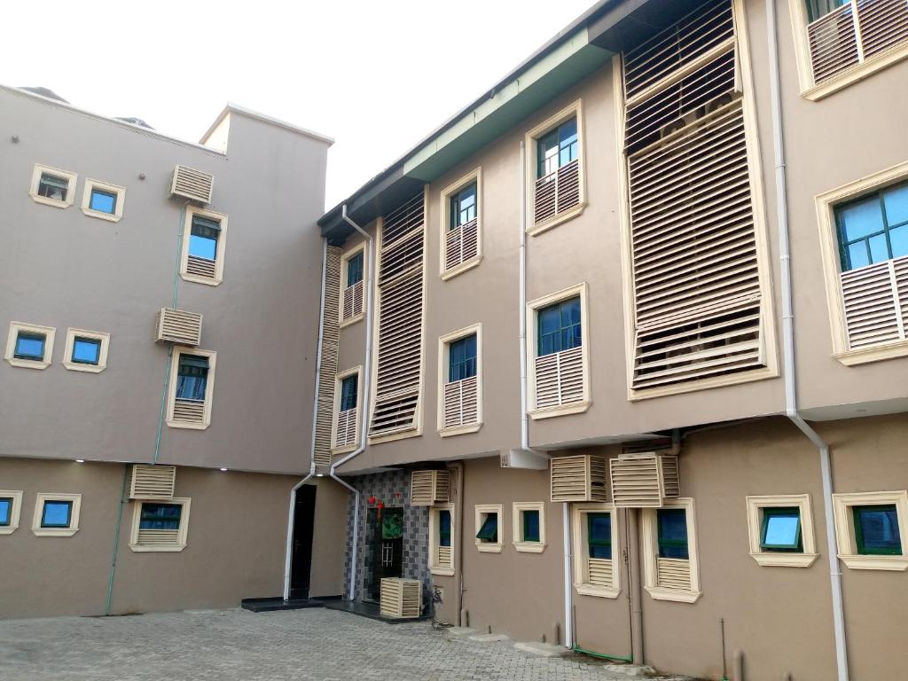 IladoExclusive mansion lekki phase 1的公寓大楼的一侧设有百叶窗