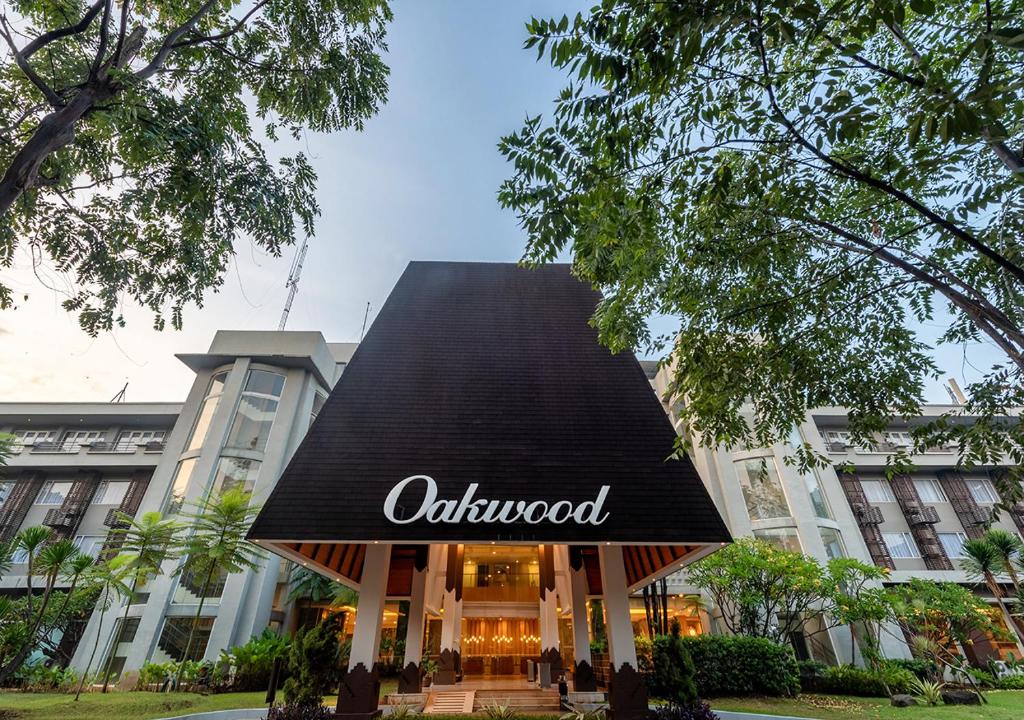 雅加达Oakwood Hotel & Apartments Taman Mini Jakarta的一座有黑色遮阳篷的建筑,上面写着“牛福德”这个字