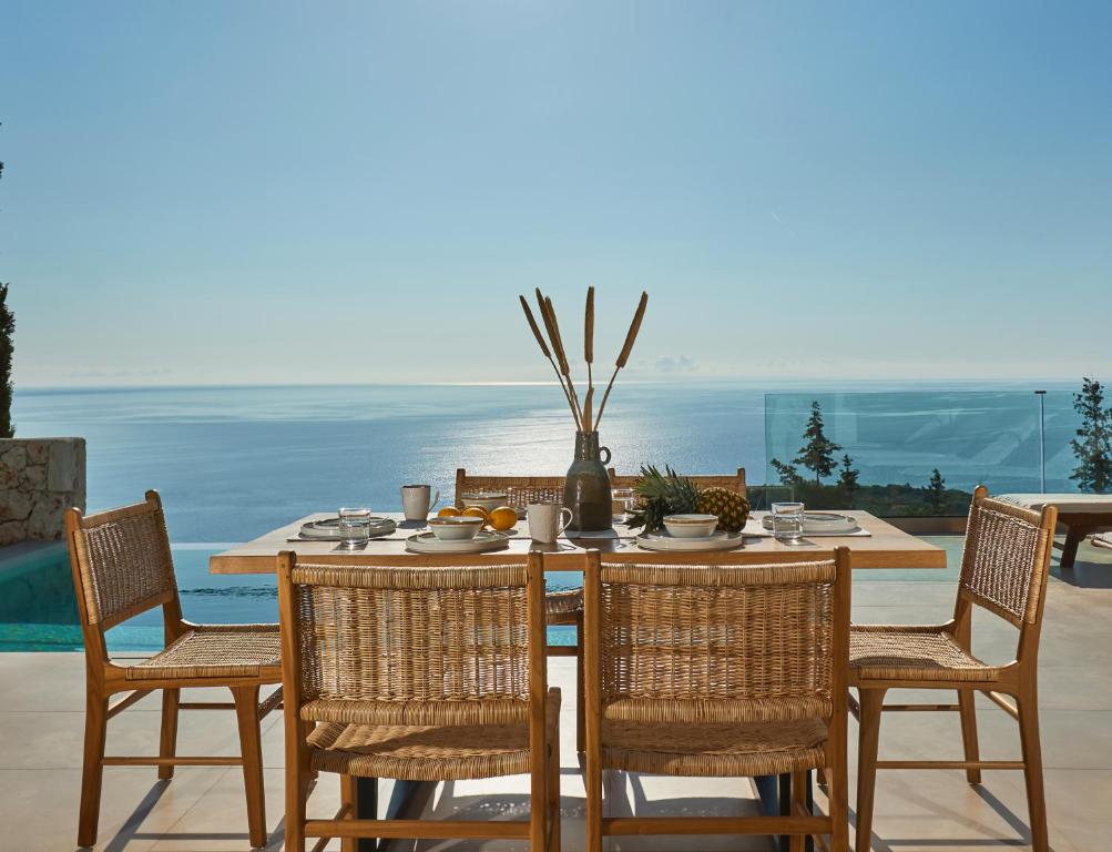 沃丽曼村Thelxi's Suite II - Brand New Seaview Suite!的一张餐桌和椅子,享有海景