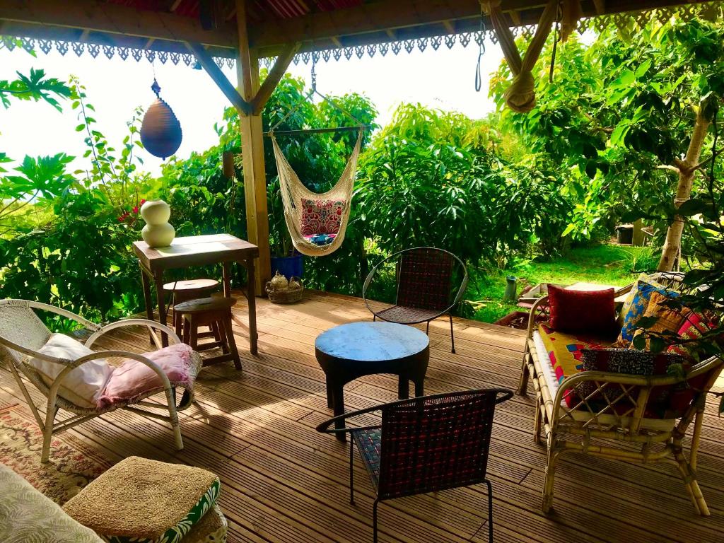 Trois BassinsCanne Mapou, l'Escale Nature的庭院配有桌椅和秋千