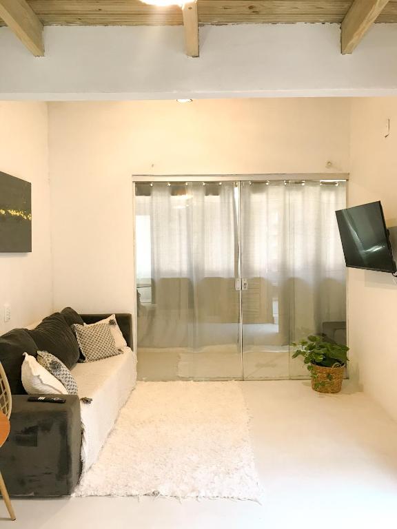 托兰克索Apto 1030的客厅设有玻璃淋浴间和沙发