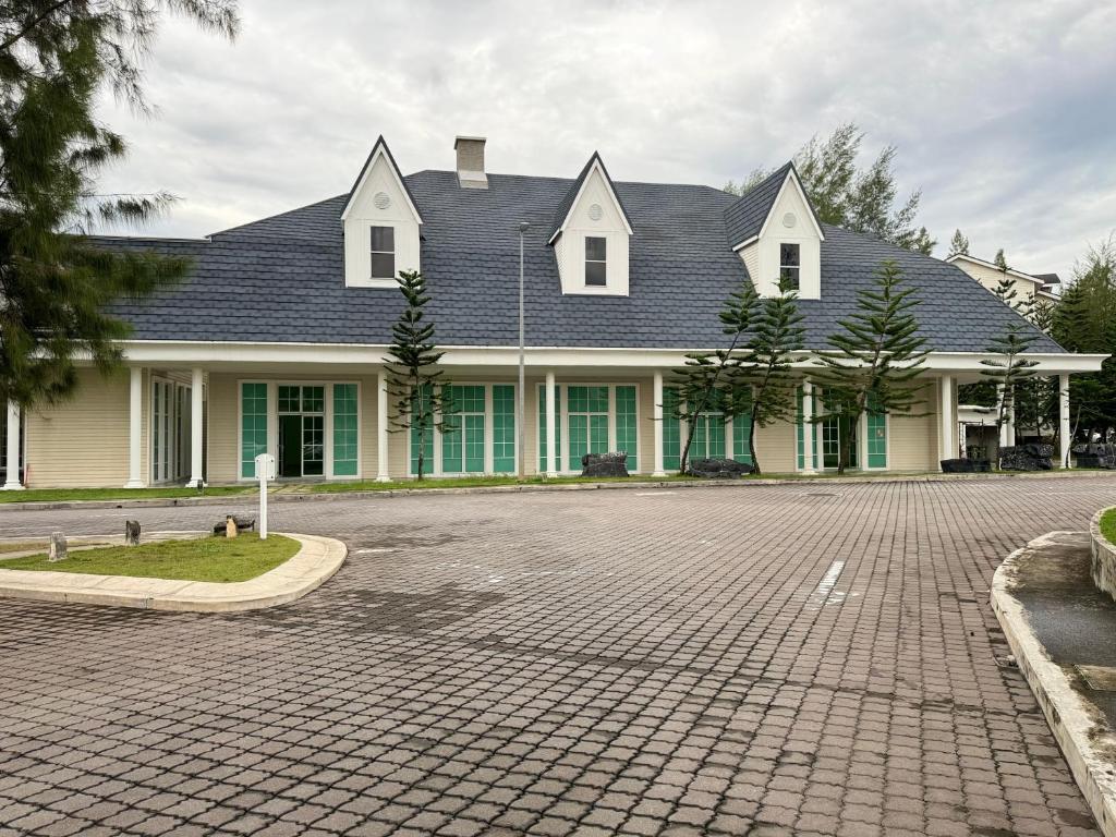 金宝Home Feel-Camellia Suites的黑色屋顶的大型白色房屋