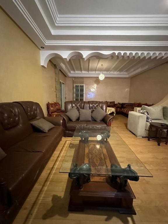 杰迪代Holikeys - El jadida - 2 Ch - Sidi Bouzid 001的客厅配有沙发和桌子