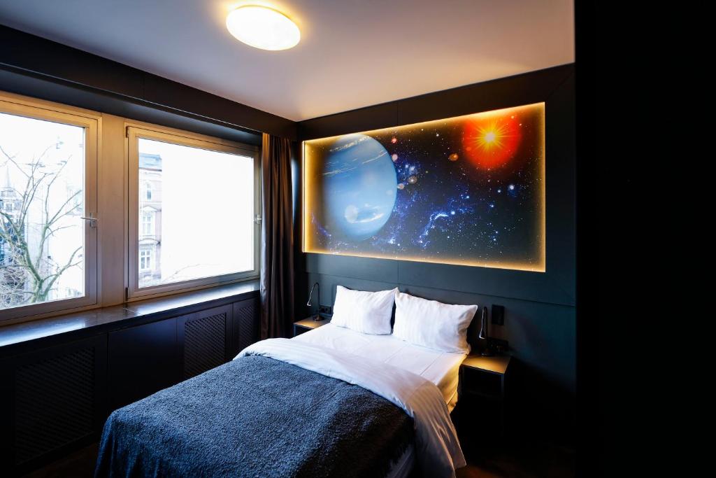 汉堡Sleephotels Cosmos的一间卧室设有一张床和两个窗户,