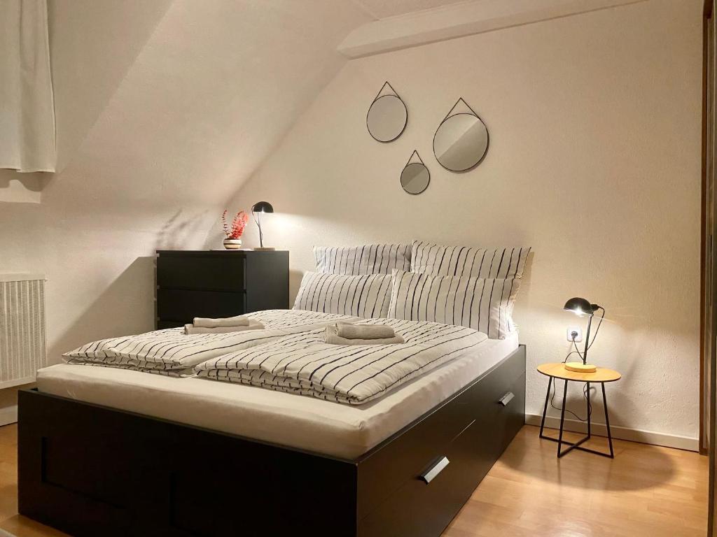 萨尔布吕肯No3 TOP Apartment4You 3Zimmer 1-8Pers. Saarbrücken Jägersfreude Saarbruecken的一间卧室配有一张黑色框架大床