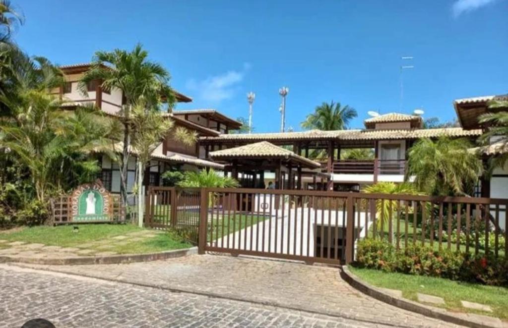 普拉亚多Apartamento duplex em Praia do Forte - 2 suítes的前面有门的房子