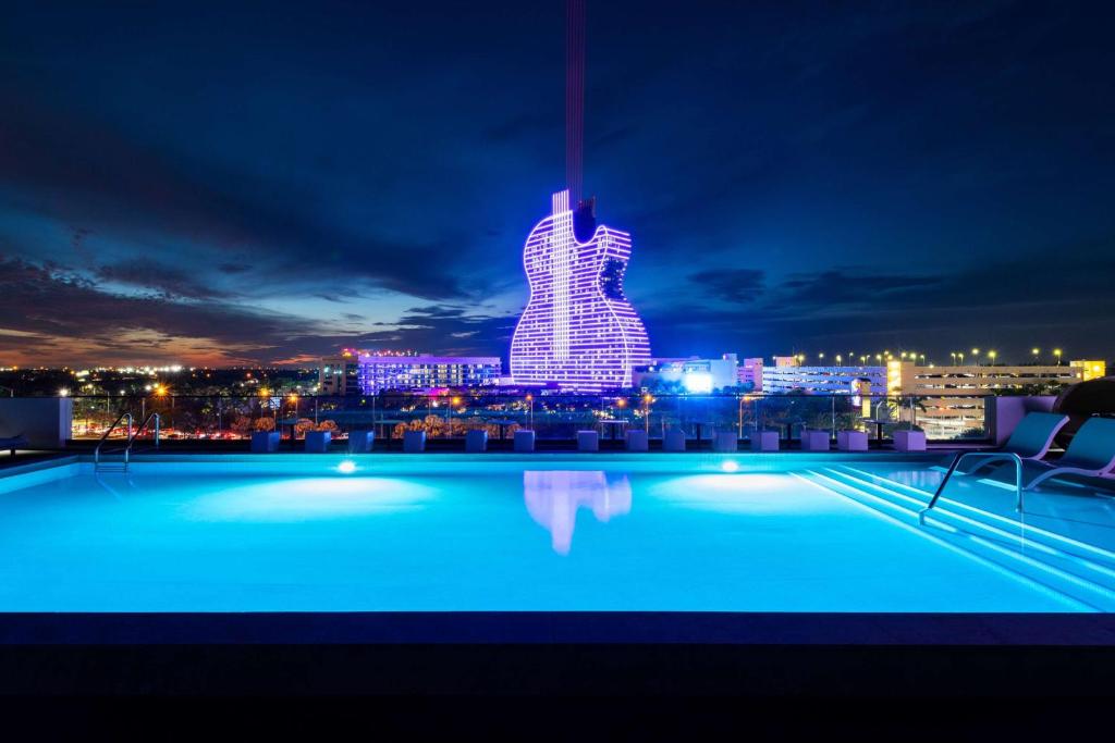 好莱坞Dolce by Wyndham Hollywood的一座晚上拥有城市天际线的游泳池