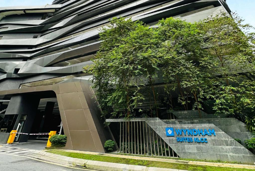 吉隆坡Wyndham Suites KLCC的建筑的侧面有标志