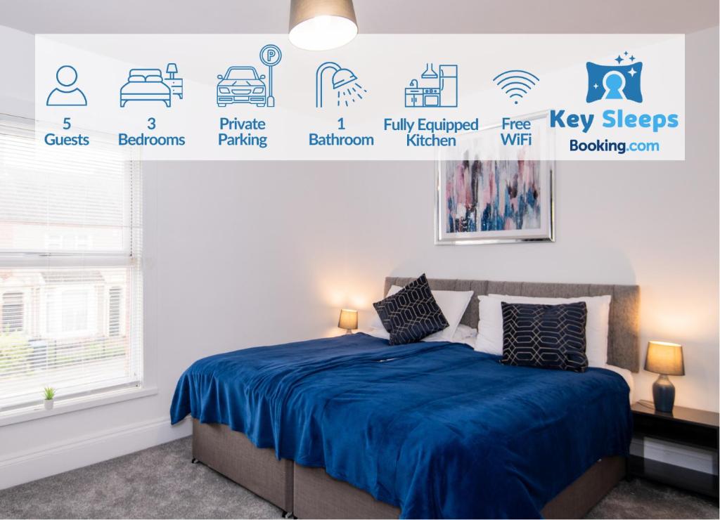 拉格比Great location Private Parking Contractor Leisure的一间卧室配有一张带蓝色棉被的床