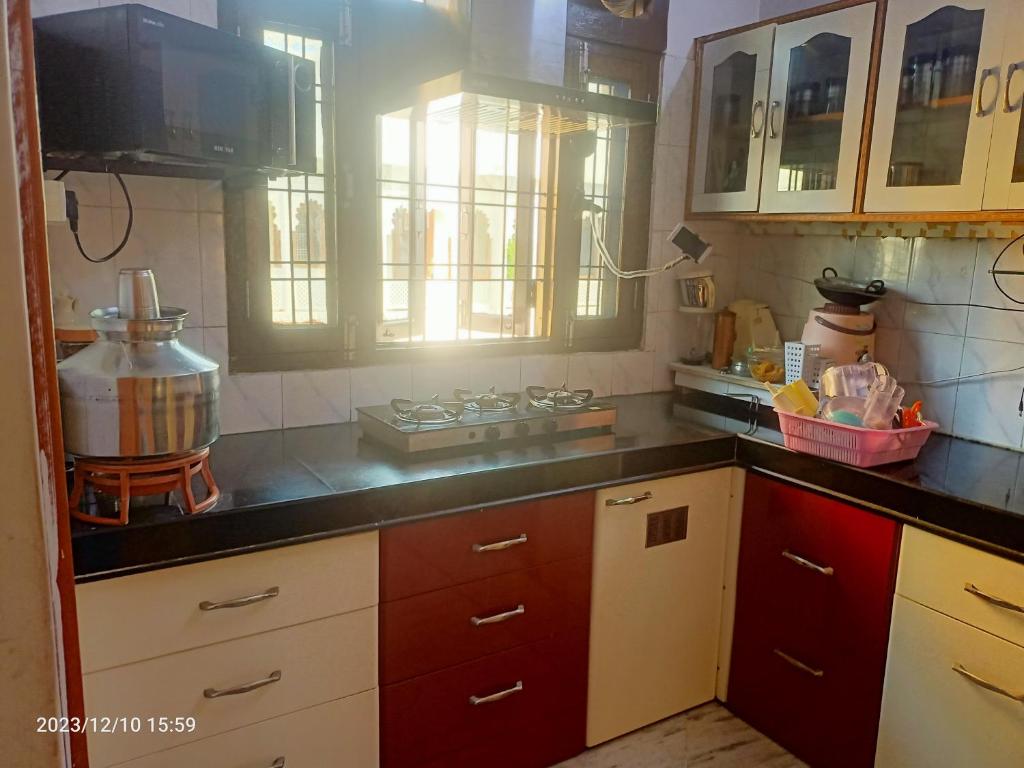 乌代浦Gokulam Villa的厨房配有木制橱柜和台面
