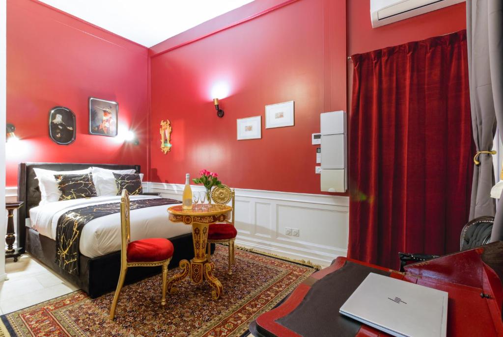 特鲁瓦La Flûte enchantée的红色卧室配有一张床和一张书桌