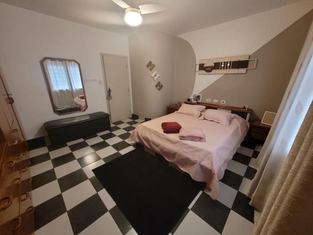 阿帕雷西达APTO DUPLEX 3 Dorm. em APARECIDA 600 m da basilica的一间卧室配有一张床,铺有一个 ⁇ 板地板
