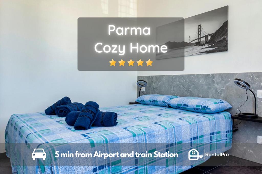 帕尔马[5 min Aeroporto-Stazione] Parma的一间卧室配有一张带蓝色床单和蓝色枕头的床。