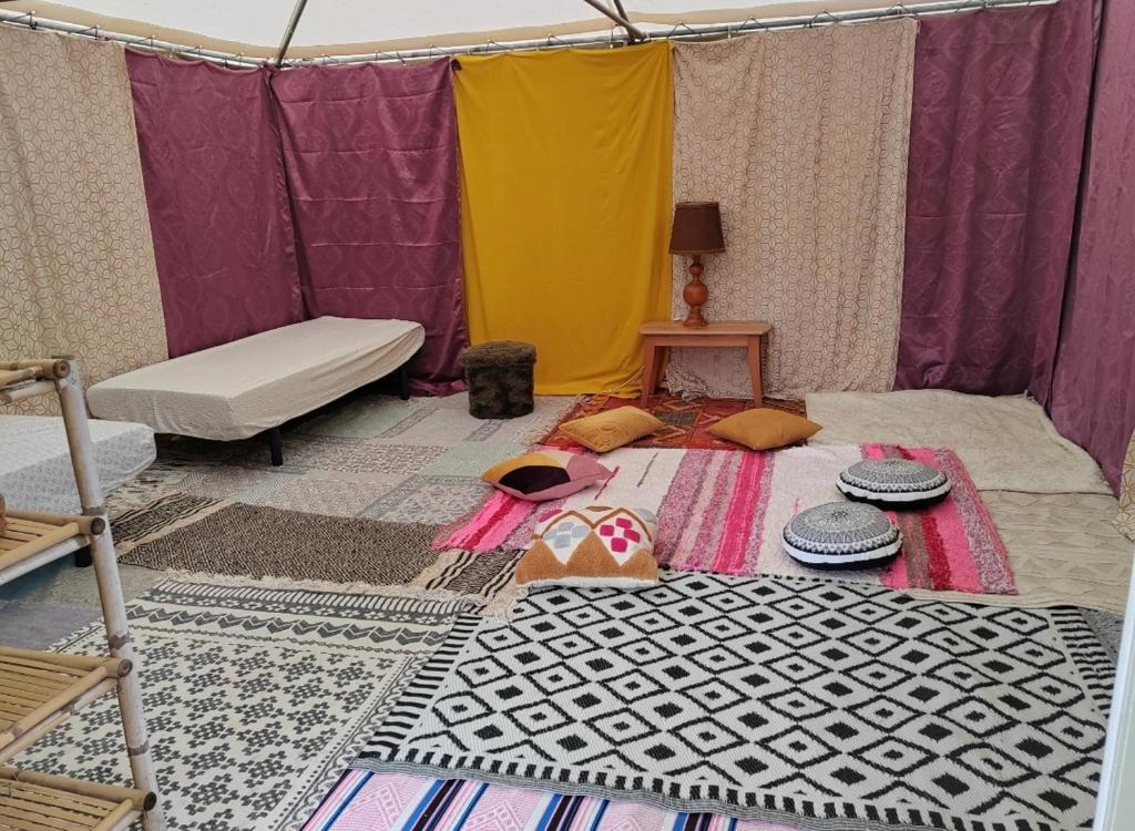 巴约讷Tente Eco Lodge zen Bayonne的带帐篷、床和桌子的客房