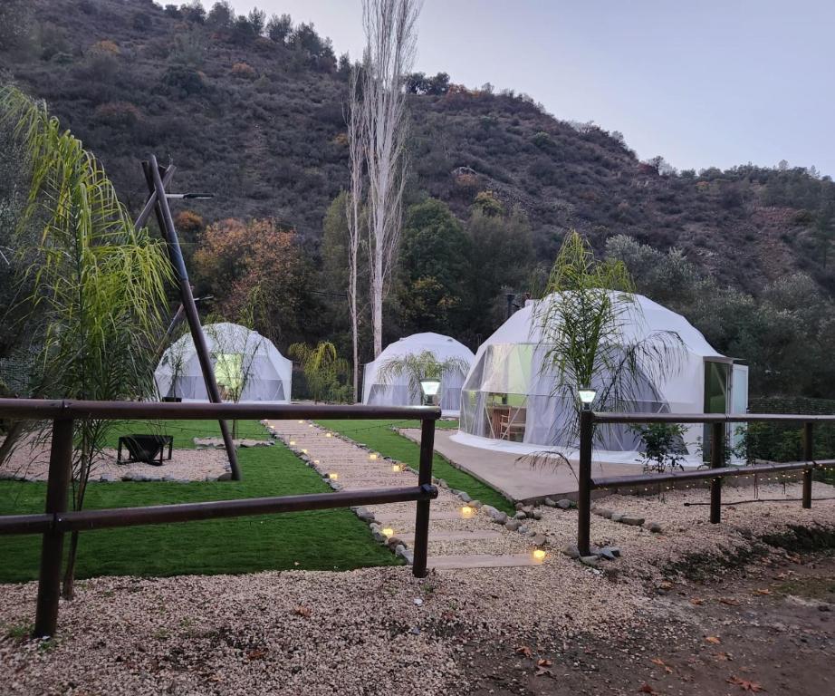 卡洛帕尼亚伊奥蒂斯River Glamping Kalopanayiotis的山地里的一组帐篷