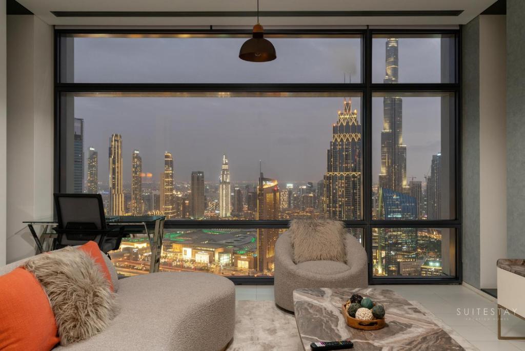 迪拜Skyline Burj Facing Suite的客厅设有大窗户,享有城市美景