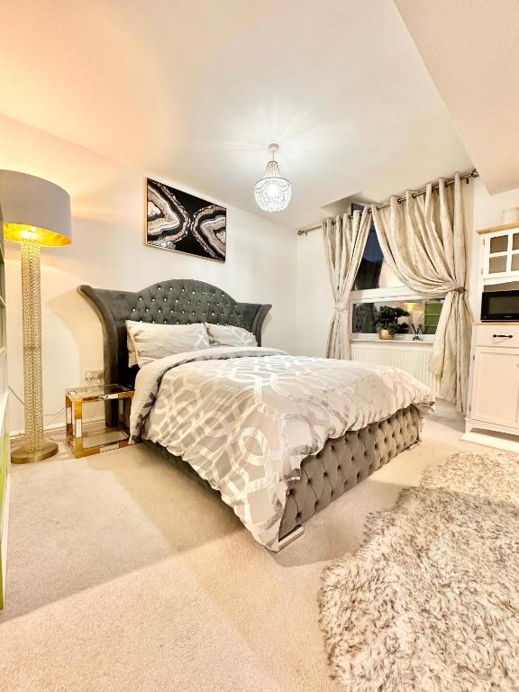 伍尔弗汉普顿Luxurious & Private (Daily, weekly or monthly)的一间卧室设有一张大床和一个窗户。