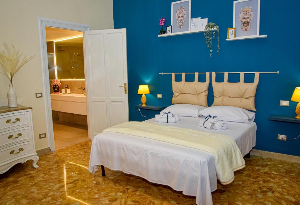 巴勒莫Alba e i Mori的一间卧室配有一张蓝色墙壁的床