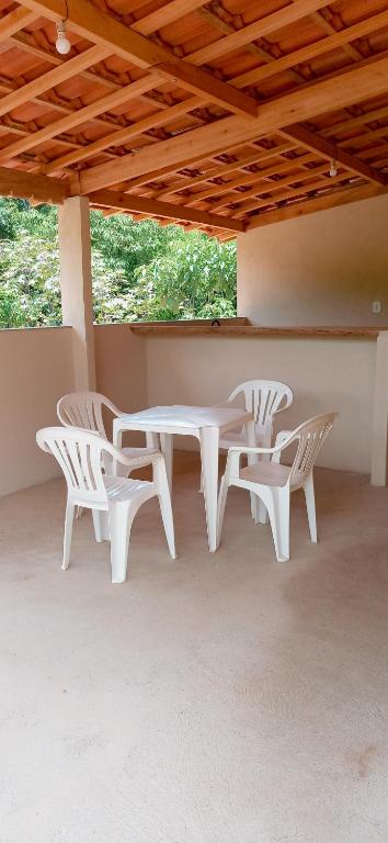 康塞高伊比蒂波卡CASA do CRISTOVAO IBITIPOCA的木制天花板下的白色桌椅