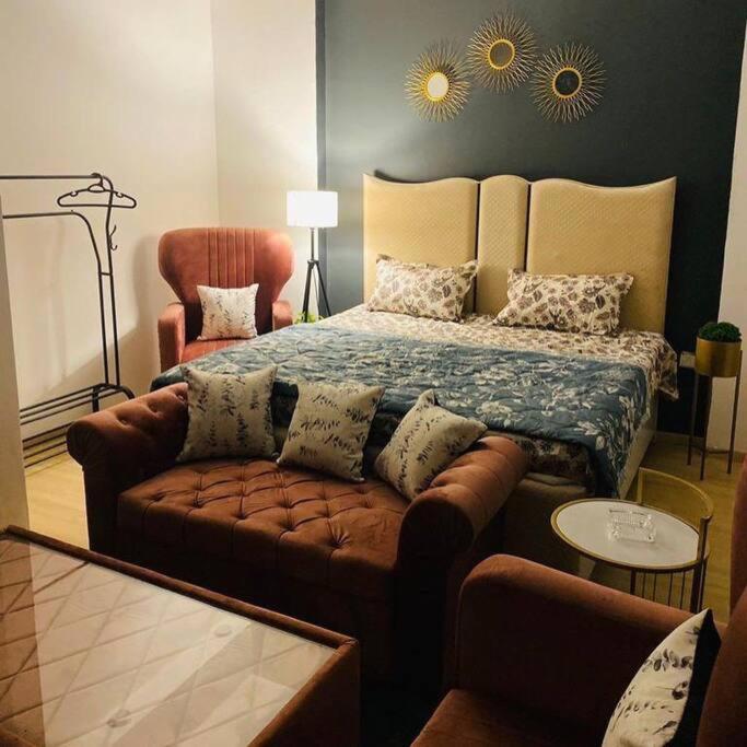 勒克瑙Roseate by Kapoor Regency的客厅配有沙发和1张床
