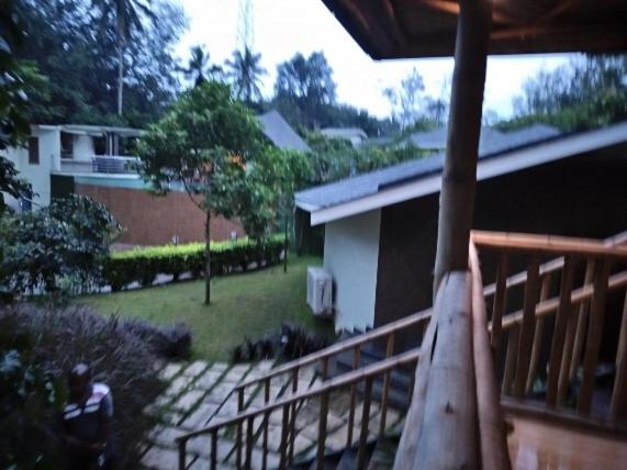 特里凡得琅Michael Leisure & Ayurveda Retreat的享有带房屋和围栏的庭院景色
