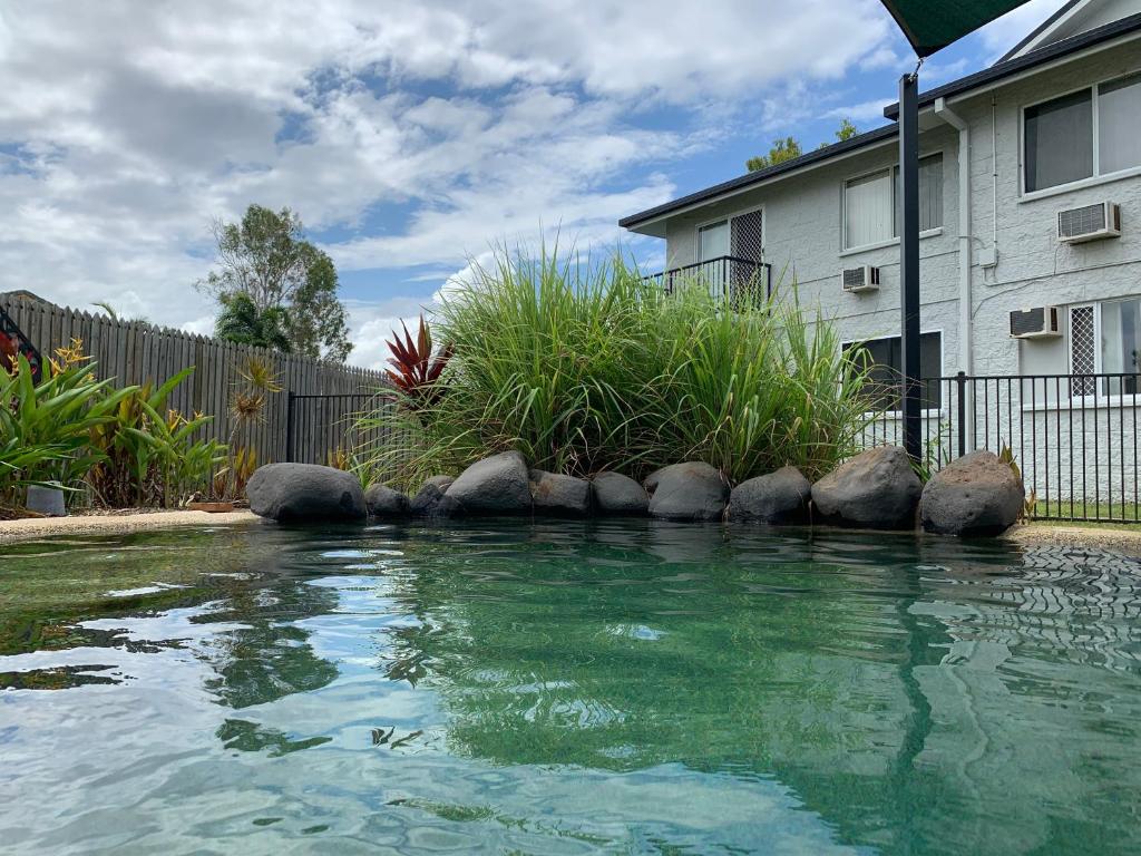 North WardHoliday at Henry St West End, Townsville QLD 3 night min的房屋前的水池