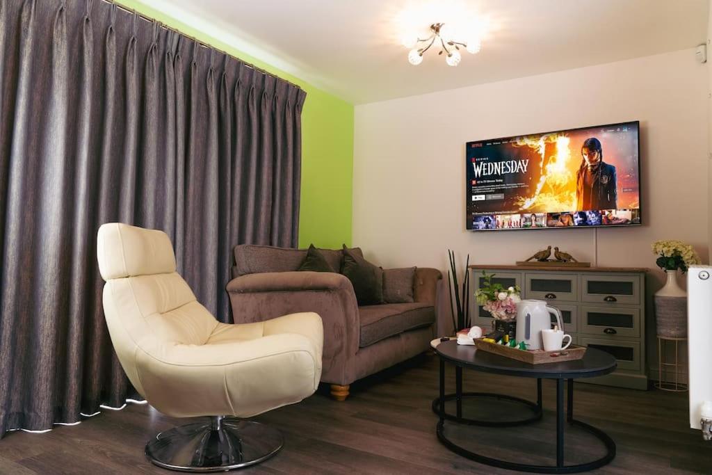 纽尼顿Luxury 4Bed Townhouse - Parking+Wi-Fi+Amenities的带沙发和电视的客厅