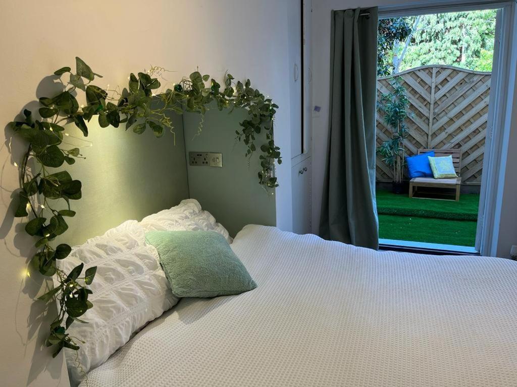 切尔滕纳姆Cambray Apartment的一间卧室,上方有一张植物床