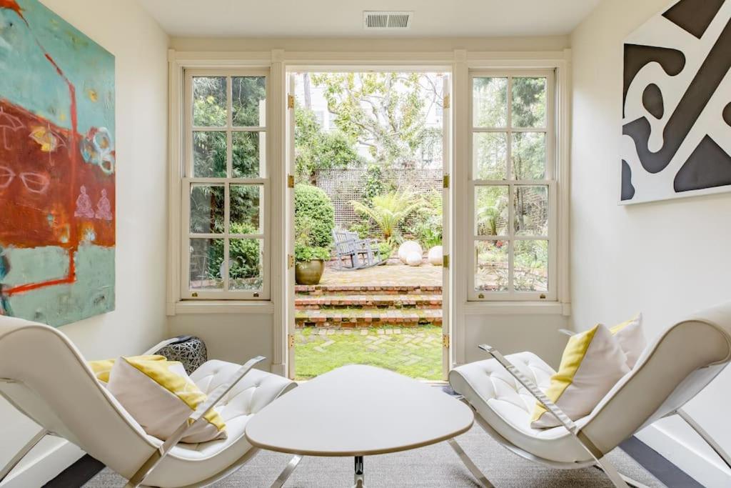旧金山Pacific Heights Victorian Garden Suite的客厅配有两把椅子和一张桌子