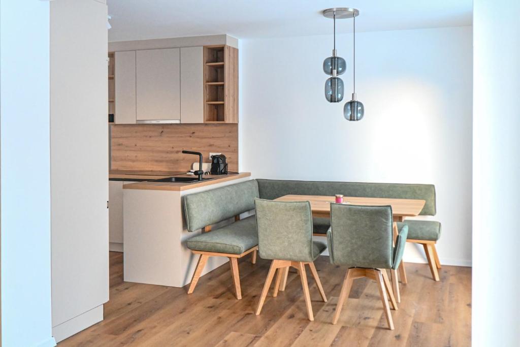 拉赫塔尔Arton Lachtal - Apartments Steiermark的厨房以及带桌椅的用餐室。