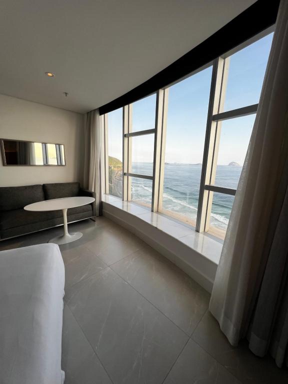 里约热内卢Hotel Nacional的客房设有海景大窗户。