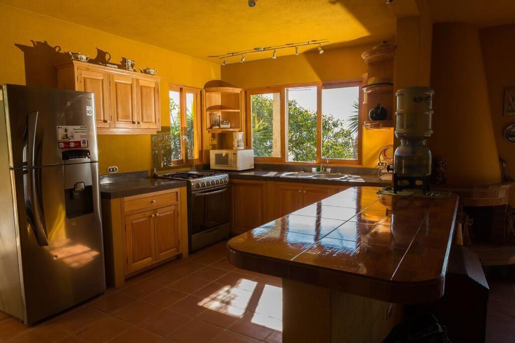 圣克鲁斯拉拉古纳Casa Maria Vista, Espectacular View的厨房配有不锈钢冰箱和橱柜