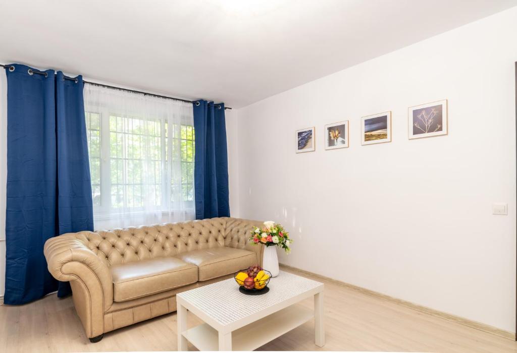 克拉约瓦Apartament Brazda - Rendez Vous的客厅配有沙发和桌子