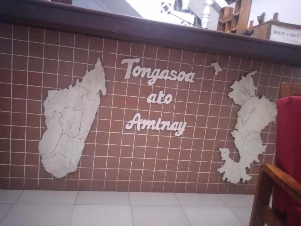 马哈赞加RAOOF HOTEL的墙上有"tongaongaongaho amimimany"字样的瓷砖墙