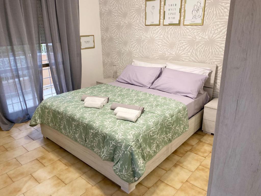 圣塔马利奈拉Seashell Guest House的一间卧室配有一张带两个枕头的床